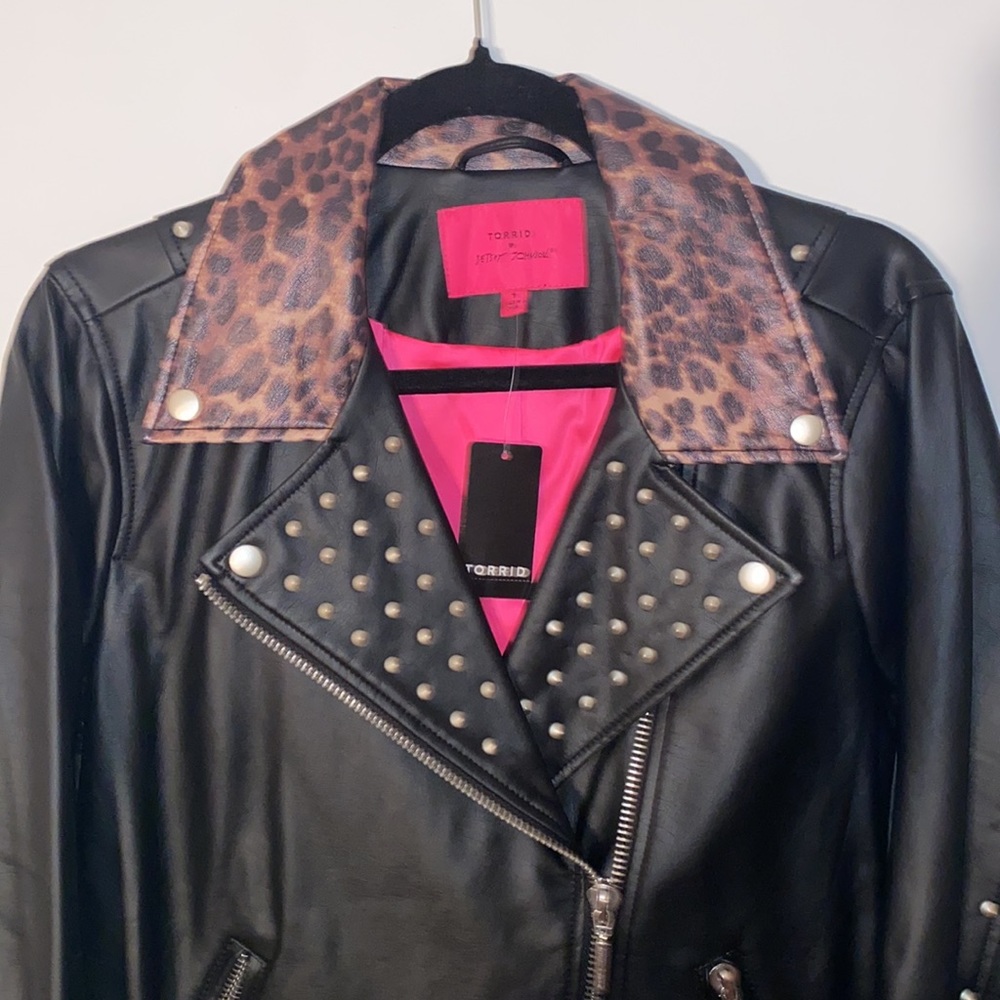Torrid & Betsey Johnson Leopard Trim Black Studded Spiked Moto Jacket barbiecore - Picture 3 of 6